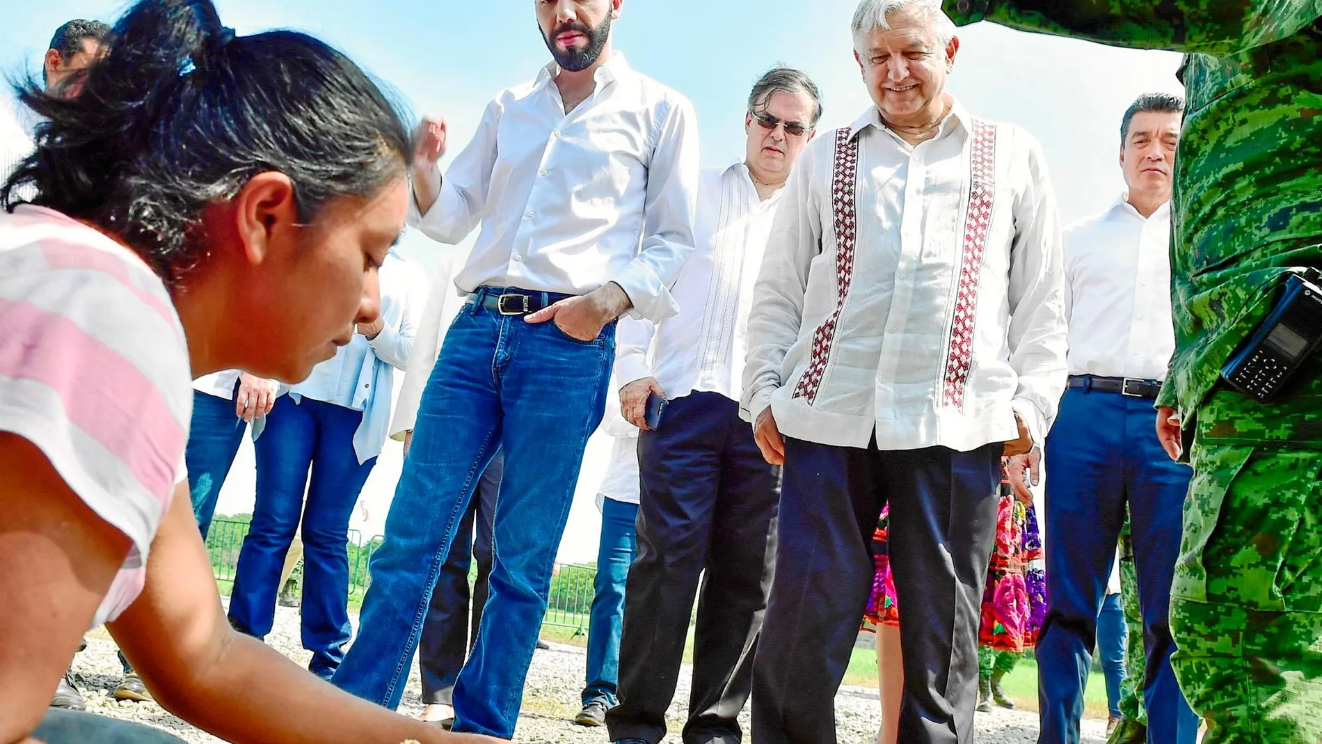 Los presidentes de México, López Obrador, y de El Salvador, Nayib Bukele, ayer, tras firmar el acuerdo de cooperación en la ciudad de Tapachula en México