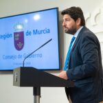 El presidente en funciones y candidato del PP a la reelección, Fernando López Miras, ayer tras la reunión del Consejo de Gobierno en el Palacio de San Esteban de Murcia