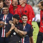 Neymar celebra el último título conquistado por el PSG