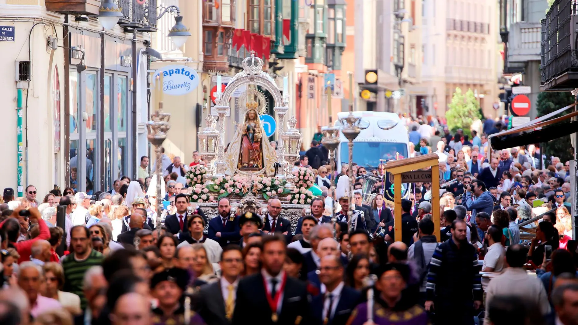 Miles de personas acompañan a la Virgen de San Lorenzo por las calles de Valladolid