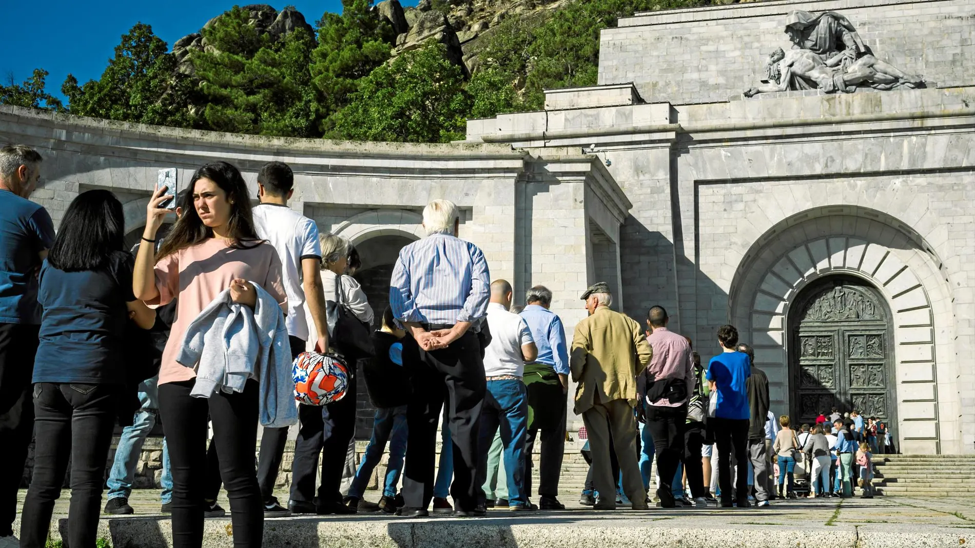 Las visitas al Valle de los Caídos se han disparado en los últimos días, especialmente tras la sentencia del Tribunal Supremo. Foto: Alberto R. Roldán