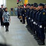 La delegada del Gobierno, Mercedes Martín, pasa revista a los agentes en la celebración del Día del Patrón de la Policía Nacional