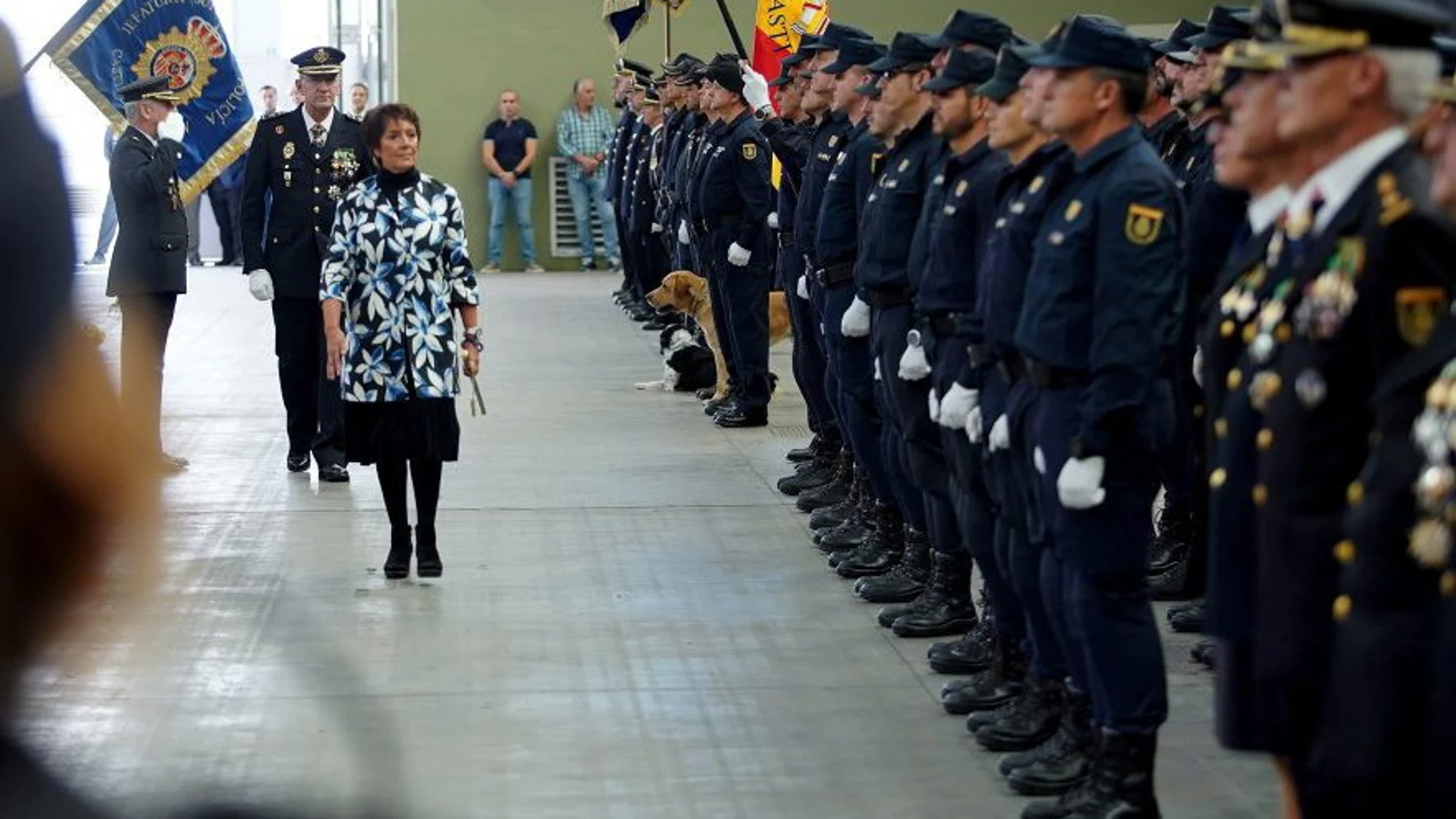 La delegada del Gobierno, Mercedes Martín, pasa revista a los agentes en la celebración del Día del Patrón de la Policía Nacional