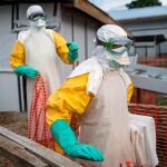 Dos médico trabajan en un centro de tratamiento en Beni, en el Congo