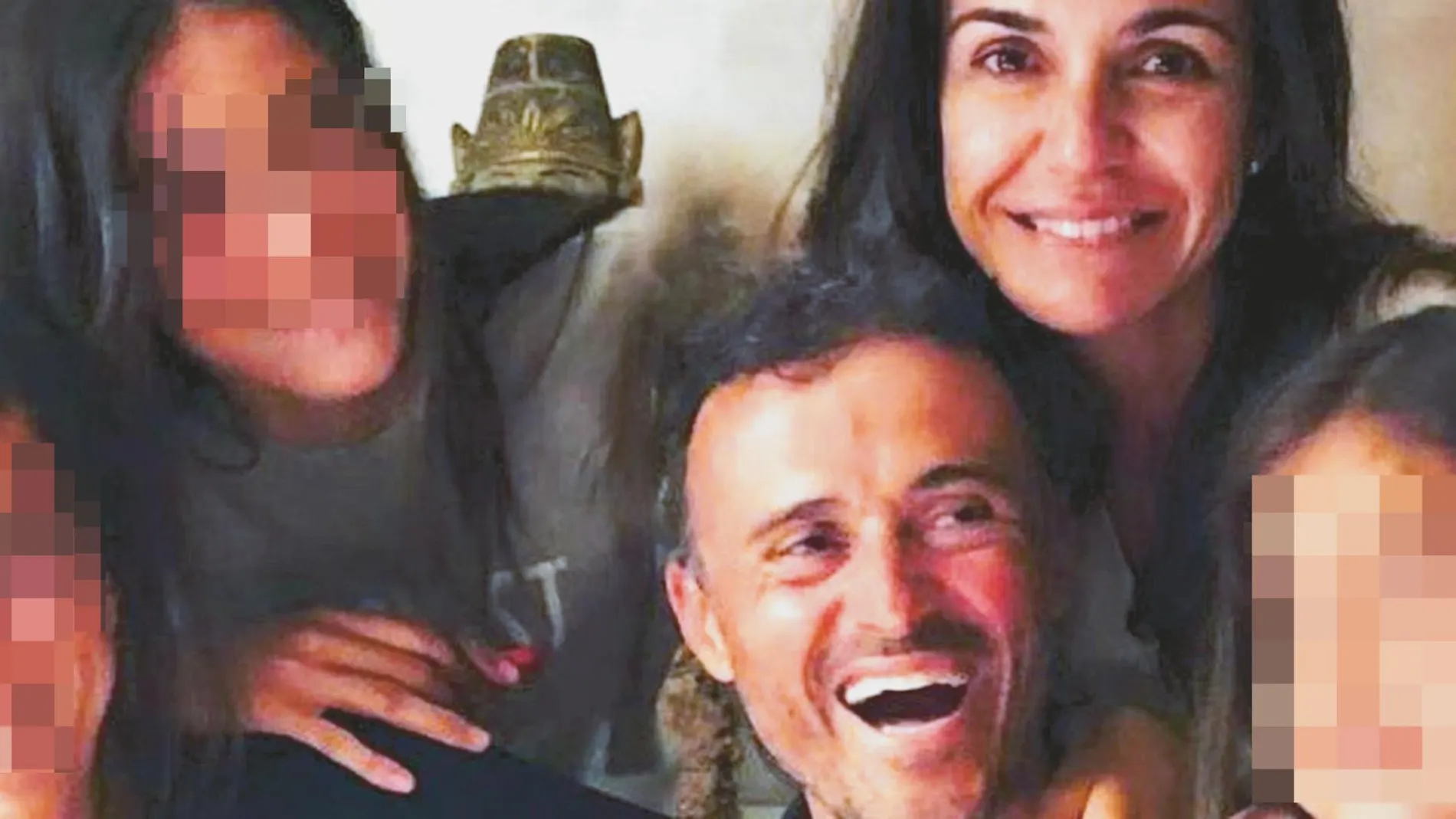 El ex seleccionador, en una imagen con su familia, a la que adora