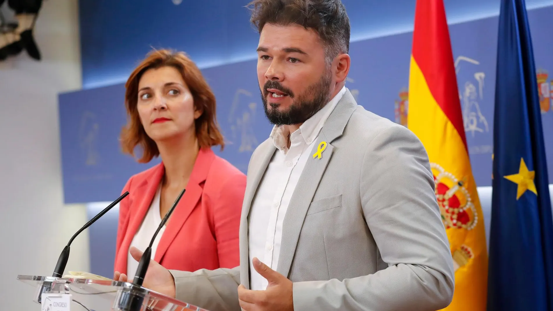 El portavoz de ERC en el Congreso, Gabriel Rufián (d), y la portavoz adjunta, Carolina Telechea