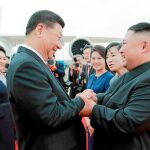 Xi Jinping y Kim Jong Un se saludan en la última jornada del viaje del dirigente chino