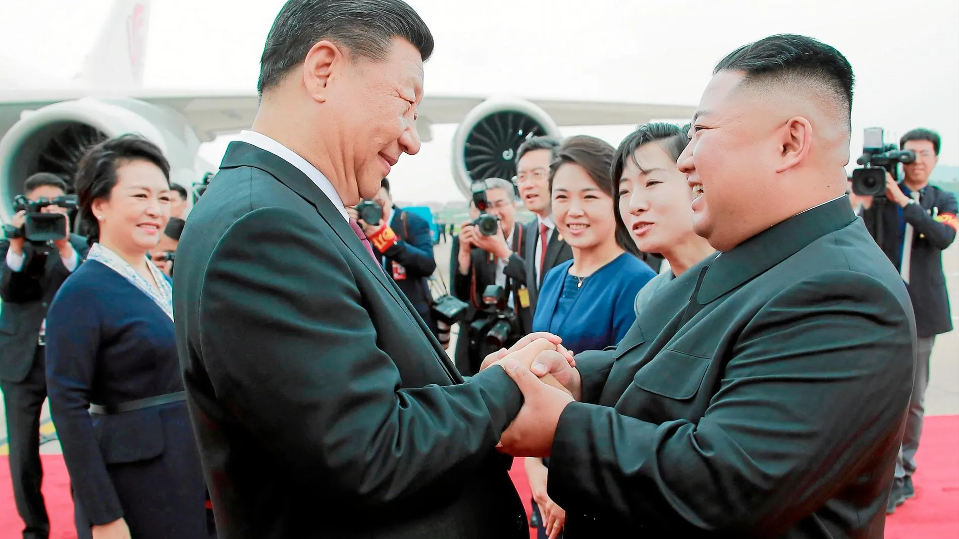 Xi Jinping y Kim Jong Un se saludan en la última jornada del viaje del dirigente chino
