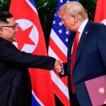 El presidente de Estados Unidos y el líder de Corea del Norte se saludan tras un histórico encuentro en Singapur / Reuters