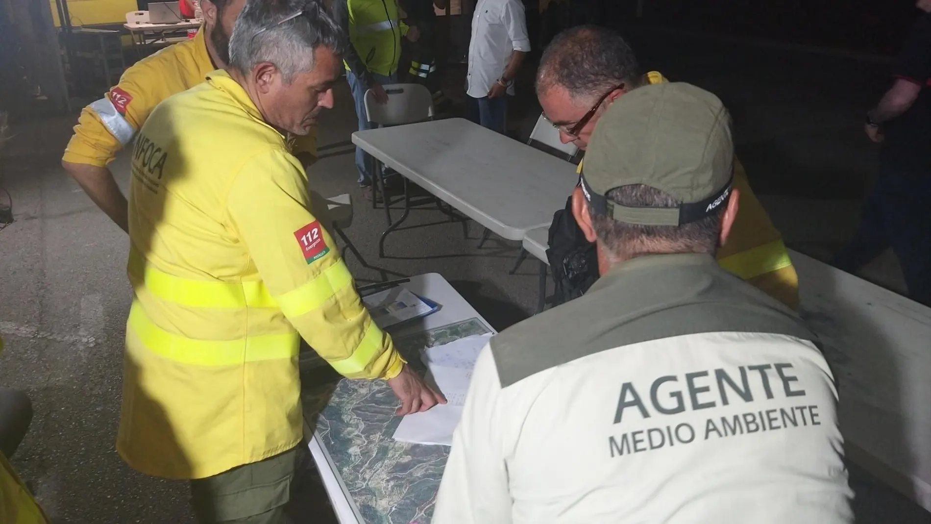 Continúa el trabajo contra el fuego en Estepona, que ha obligado a evacuar a 144 personas