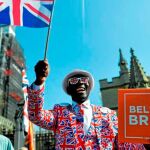Un manifestante pro Brexit ondea la bandera de Reino Unido en el exterior del Parlamento de Londres