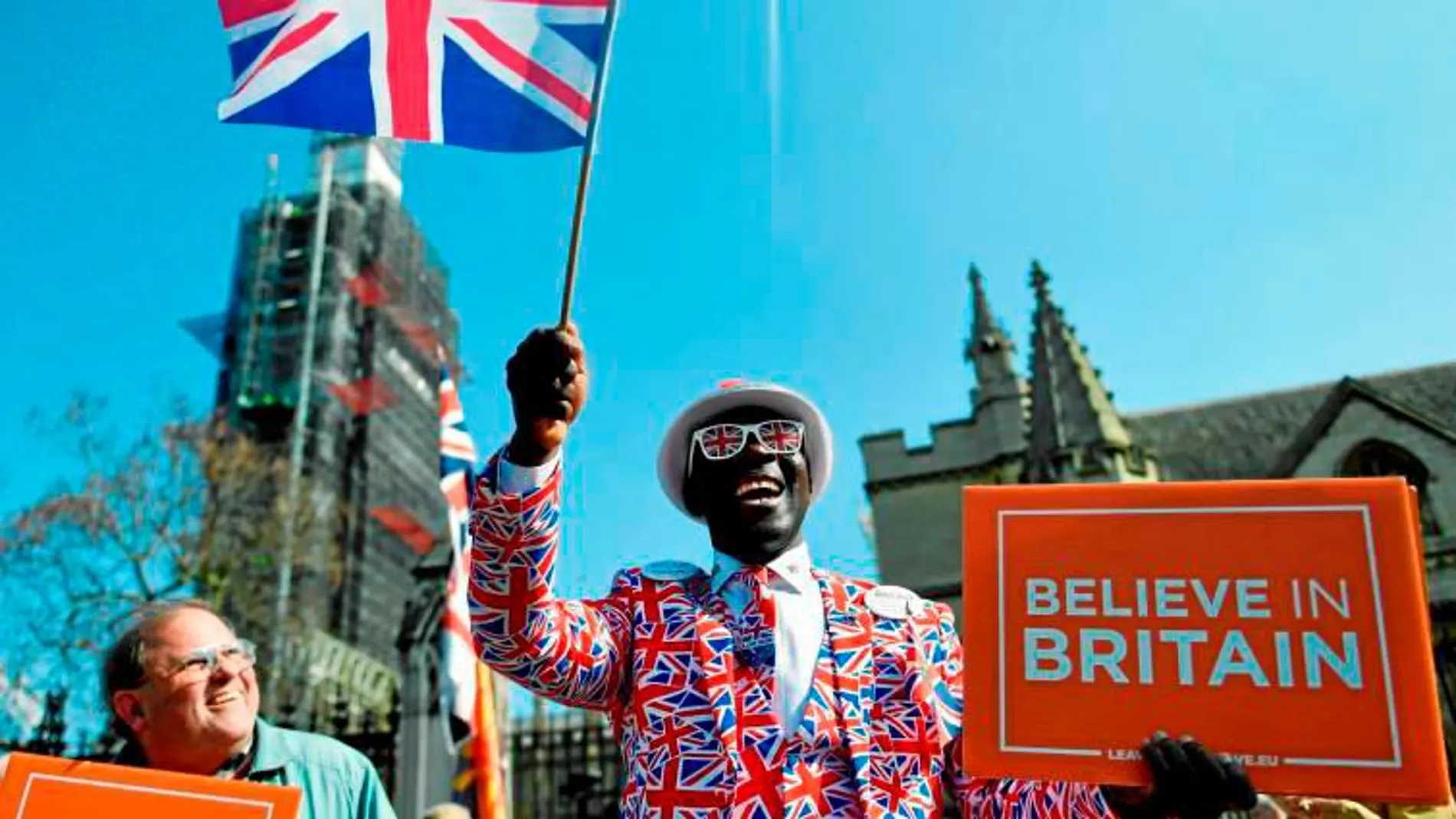 Un manifestante pro Brexit ondea la bandera de Reino Unido en el exterior del Parlamento de Londres