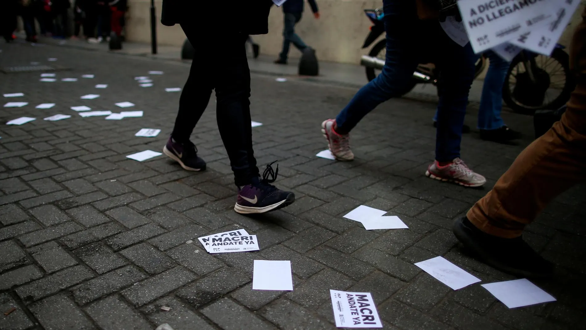 Panfletos de “Fuera Macri, ahora” tirados en las calles de Buenos Aires