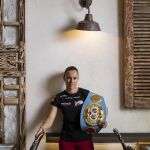 Joana Pastrana, con el cinturón de campeona del mundo