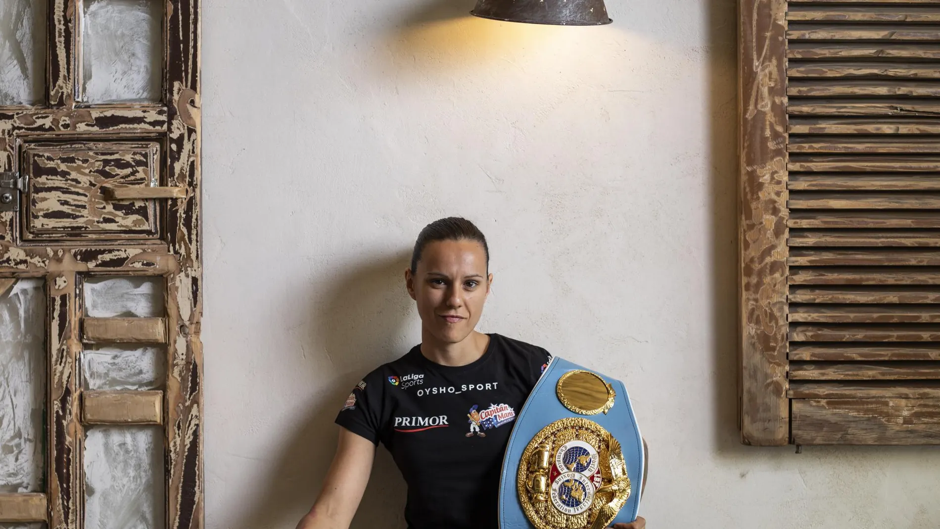 Joana Pastrana, con el cinturón de campeona del mundo