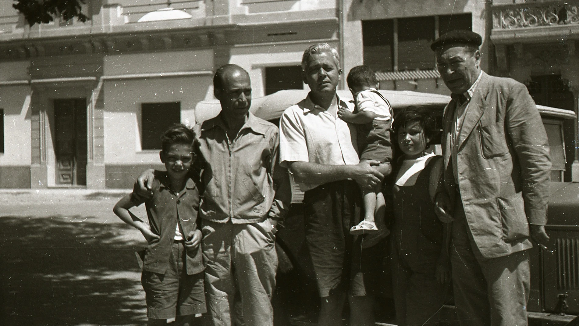 Jaume Vicens Vives, en el centro de la imagen, junto con Josep Pla, a la der. de la imagen, en Roses, en el verano de 1953