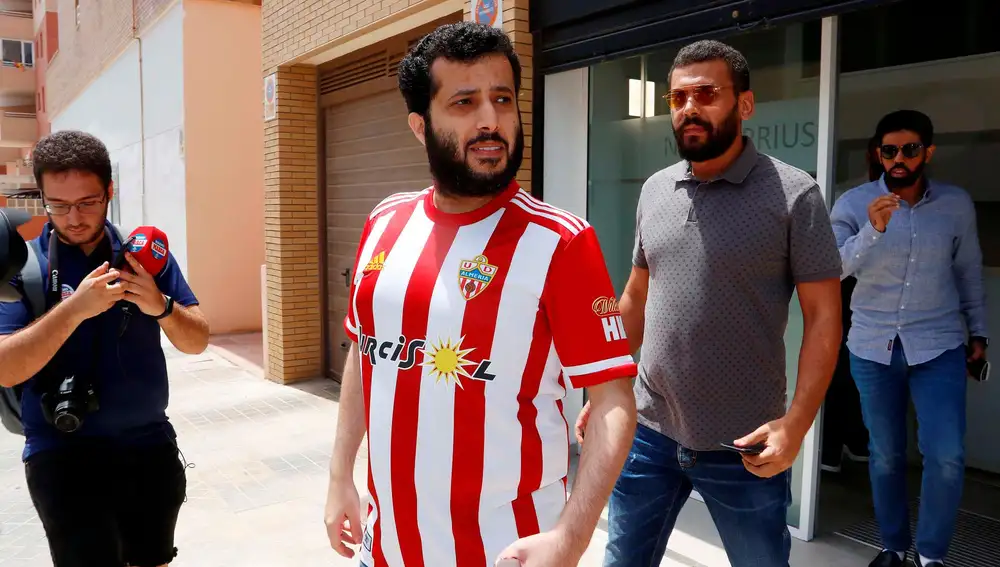 Turki Al-Sheikh sale de la notaría donde ha firmado la compra de la UD.Almeria, convirtiéndose en el nuevo propietario del club de la ciudad /Foto: Efe