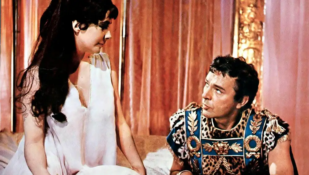 Elizabeth Taylor y Richard Burton, como la faraona y Marco Antonio en “Cleopatra”