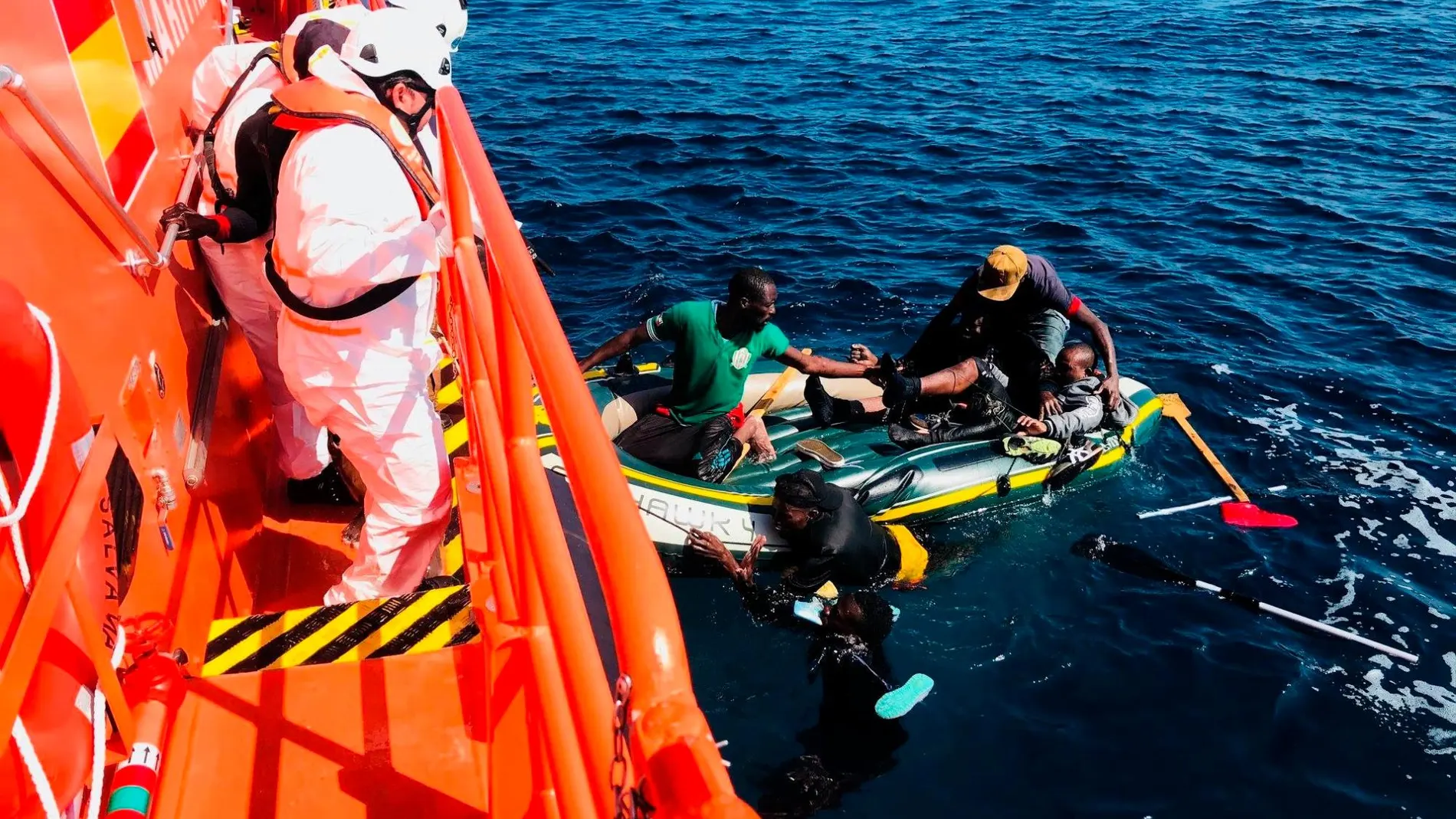 Se calculan que 1.700 personas han llegado este mes en barcazas a las costas andaluzas / Foto: Europa Press