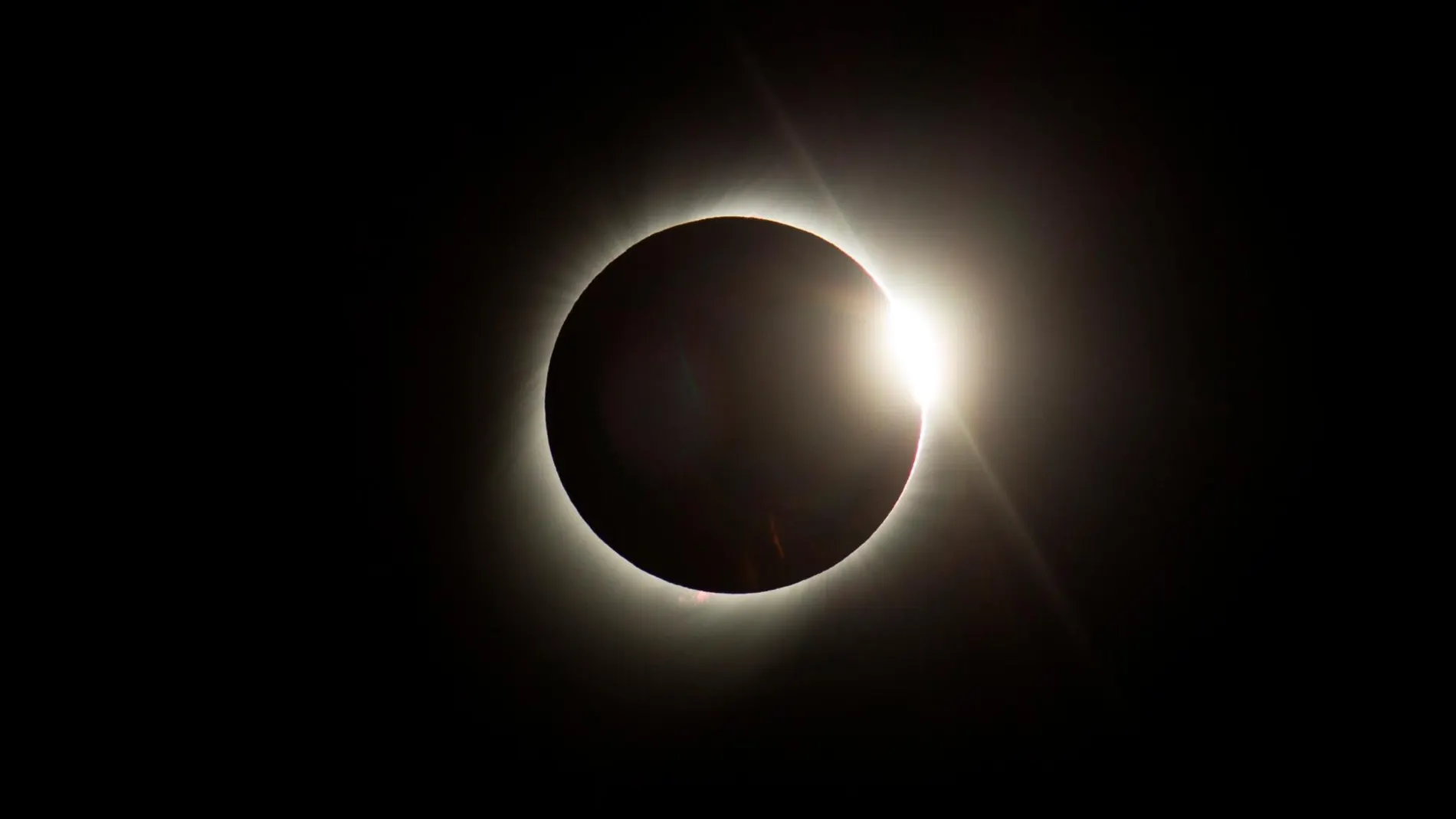 El sol queda cubierto por la luna durante un eclipse solar total