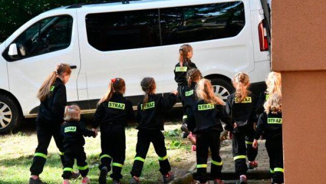 En las actividades infantiles del pueblo de Miejsce Odrzańskie solo participan niñas, como éste con bomberos