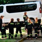 En las actividades infantiles del pueblo de Miejsce Odrzańskie solo participan niñas, como éste con bomberos