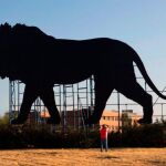 Disney ha instalado dos siluetas de un Simba gigante de seis metros de alto por 16 de ancho en la M-40 / Twitter