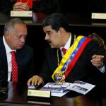 Nicolás Maduro (derecha) conversa con el presidente de la Asamblea Constitucional y número dos del régimen, Diosdado Cabello/Ap