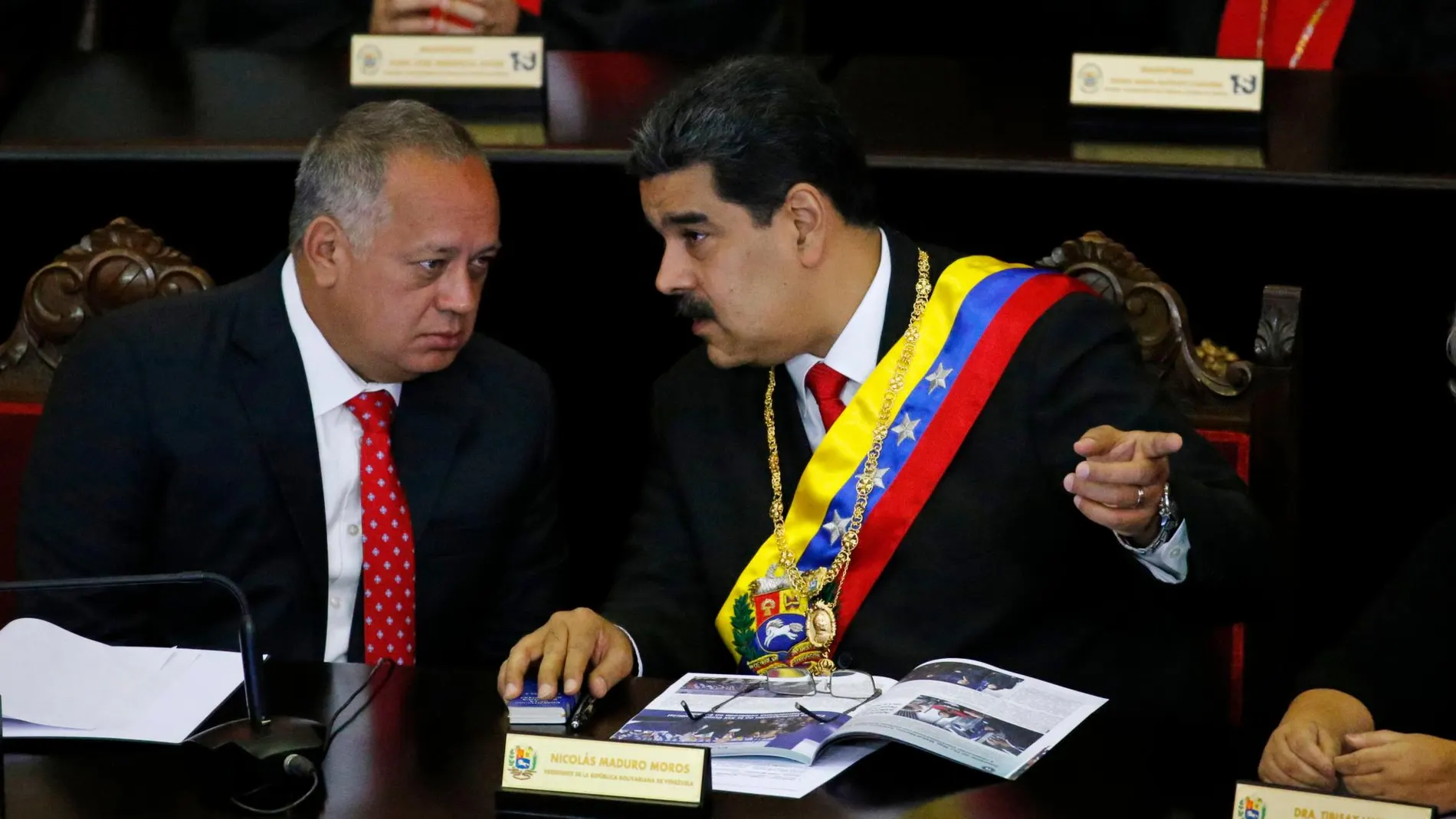 Nicolás Maduro (derecha) conversa con el presidente de la Asamblea Constitucional y número dos del régimen, Diosdado Cabello/Ap