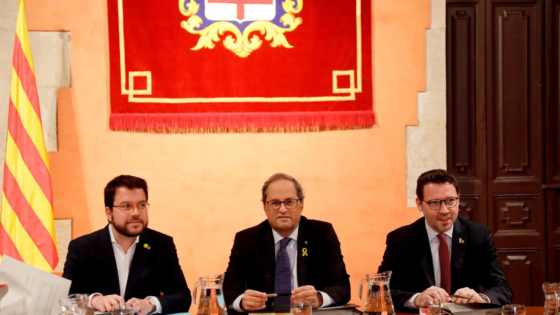 El presidente de la Generalitat, Quim Torra junto al vicepresidente del Govern y conseller de Economía, Pere Aragonès y el secretario de Govern, Victor Cullell.