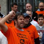 Trabajadores de la factoría de Alcoa en La Coruña que se han encerrado en la Delegación de Gobierno