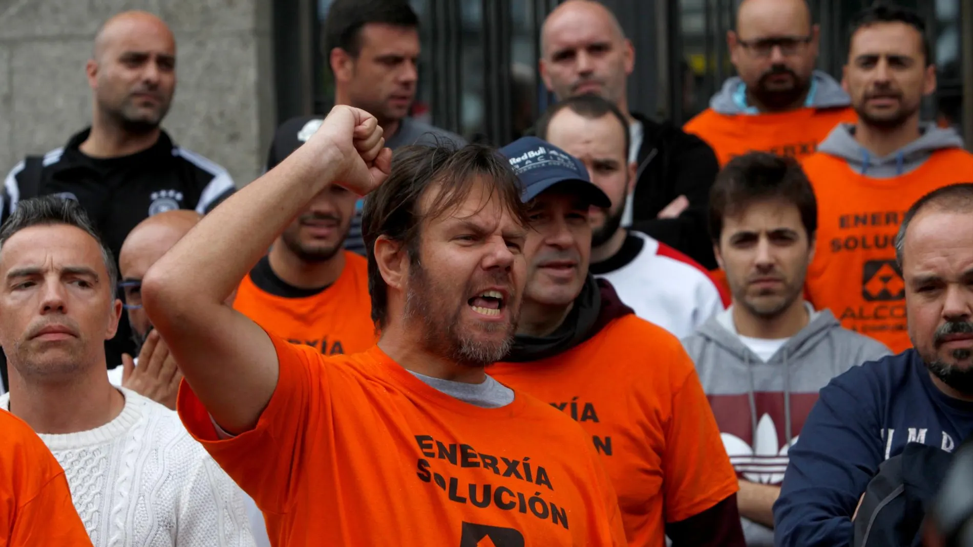 Trabajadores de la factoría de Alcoa en La Coruña que se han encerrado en la Delegación de Gobierno