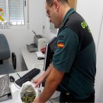 Un agente de la Guardia civil con la droga incautada