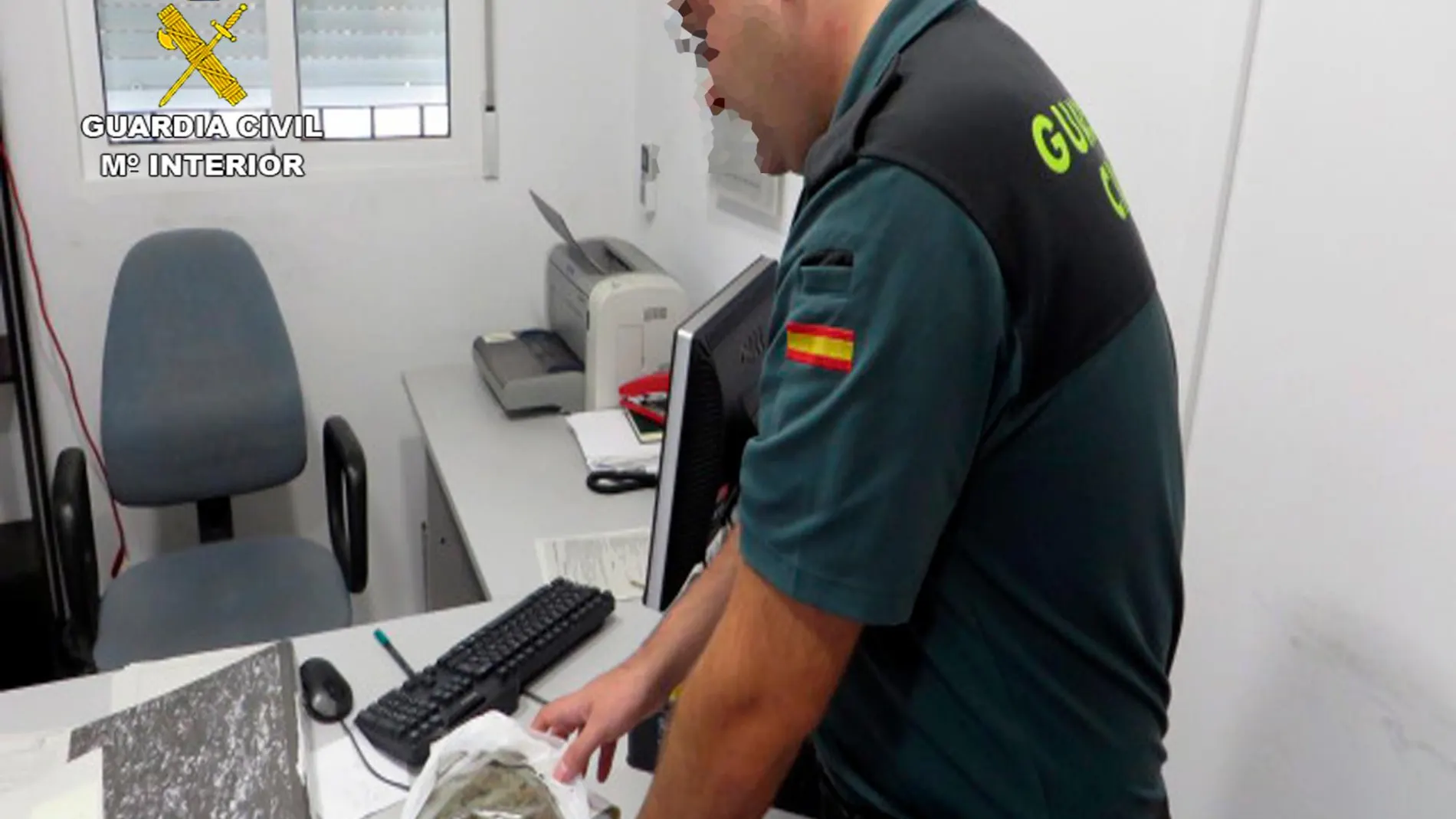 Un agente de la Guardia civil con la droga incautada