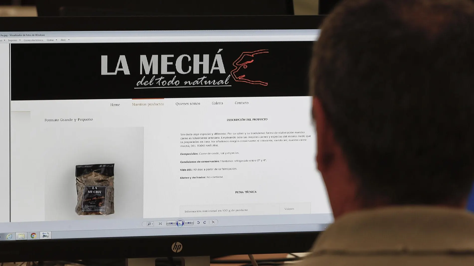 Un usuario navega por la página web de Magrudis, que comercializa la carne mechada "La Mechá"causante de un brote de listeriosis / Foto: Efe