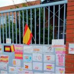 Banderas en la puerta del colegio Font de l'Alba
