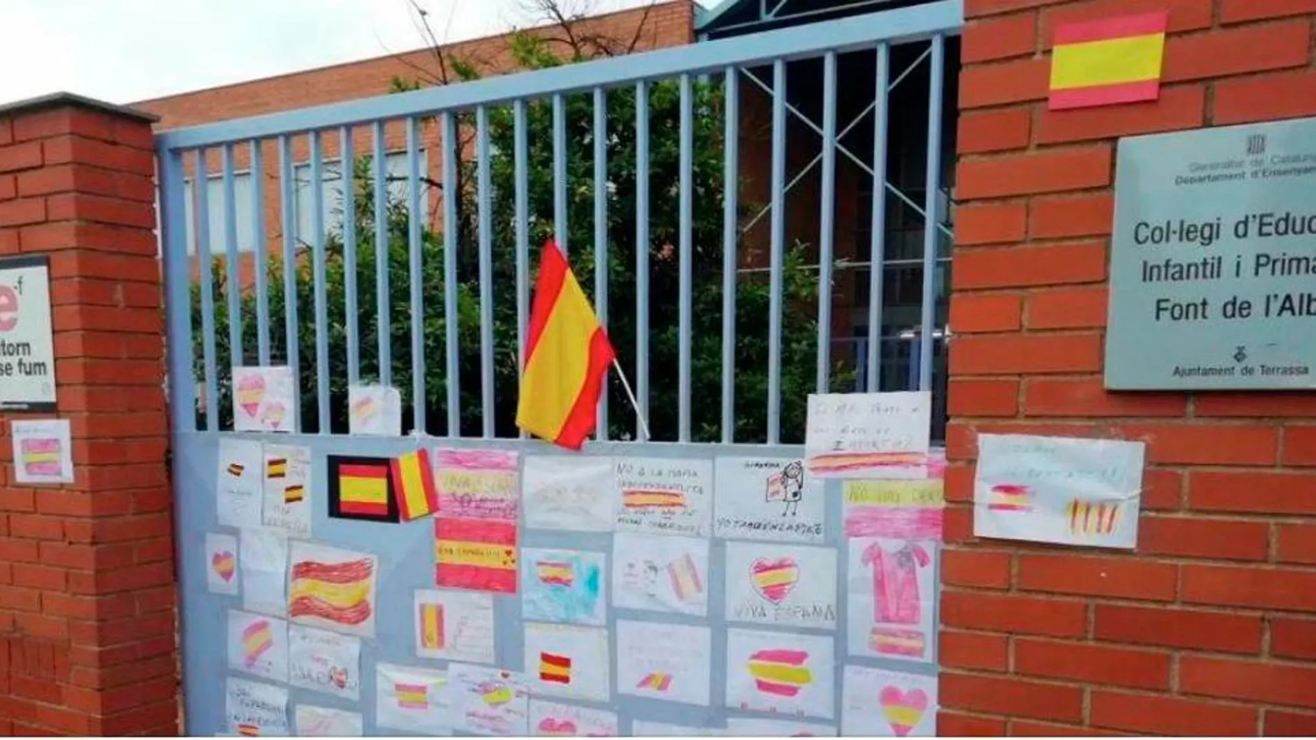 Banderas en la puerta del colegio Font de l'Alba