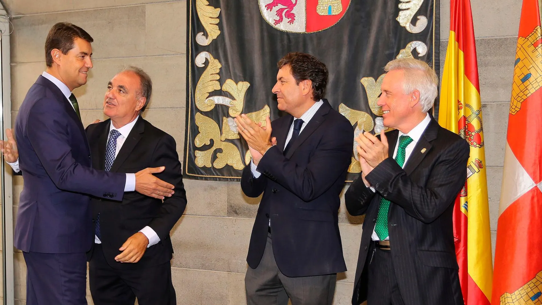 Ángel Ibáñez felicita a José Antonio Rubio Mielgo en presencia de Fernández Carriedo y Luis Domingo González