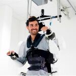 El primer paso fue implantarle a cada lado de la cabeza, entre el cerebro y la piel, en las zonas que controlan el movimiento, dos dispositivos que traducen las señales cerebrales de los movimientos que piensa el paciente y envía órdenes al exoesqueleto para realizarlos.