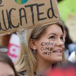 Imagen de una joven británica en una manifestación contra el cambio climático