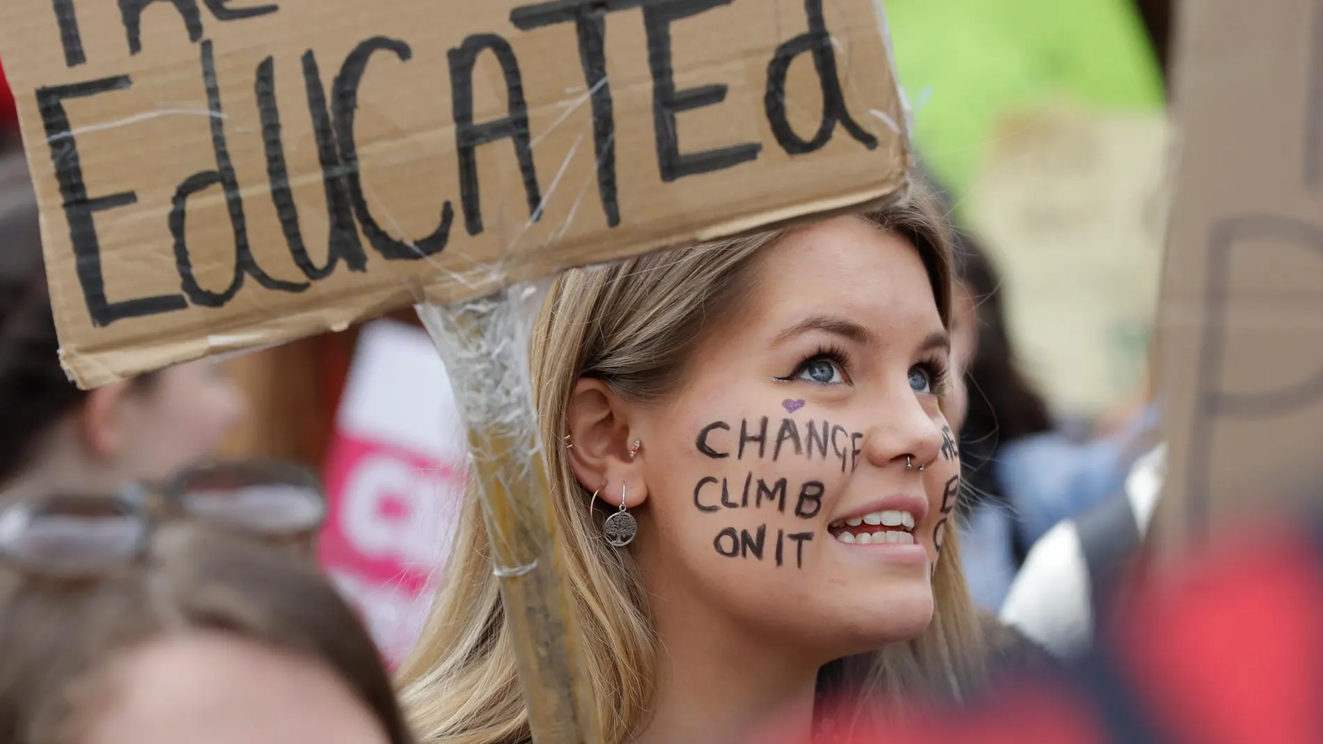 Imagen de una joven británica en una manifestación contra el cambio climático