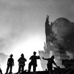 Un grupo de bomberos trabaja en la Zona Cero de los atentados del 11S