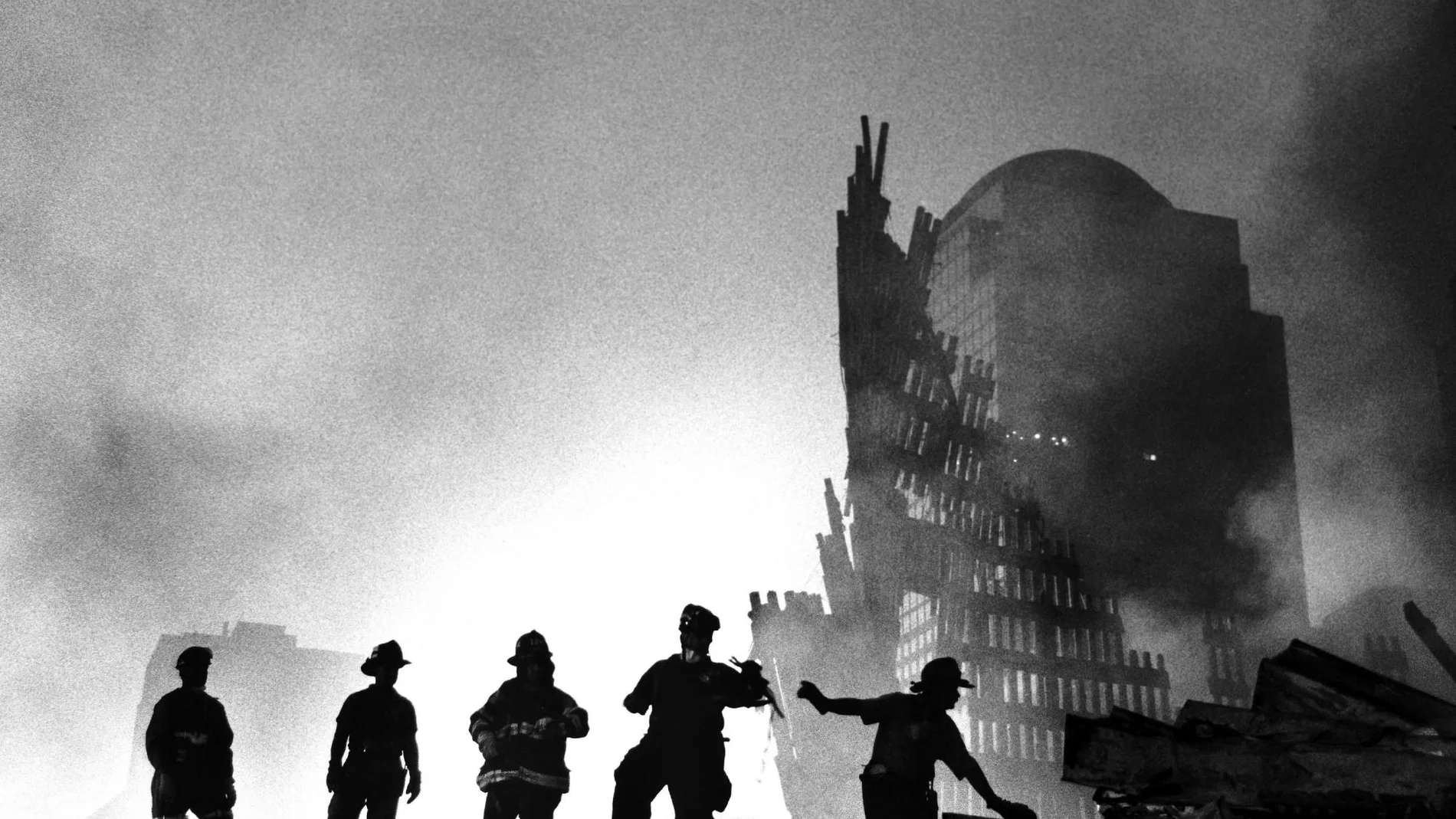 Un grupo de bomberos trabaja en la Zona Cero de los atentados del 11S