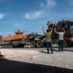 Civiles saludan la llegada de un convoy militar turco en el norte de Siria/Efe