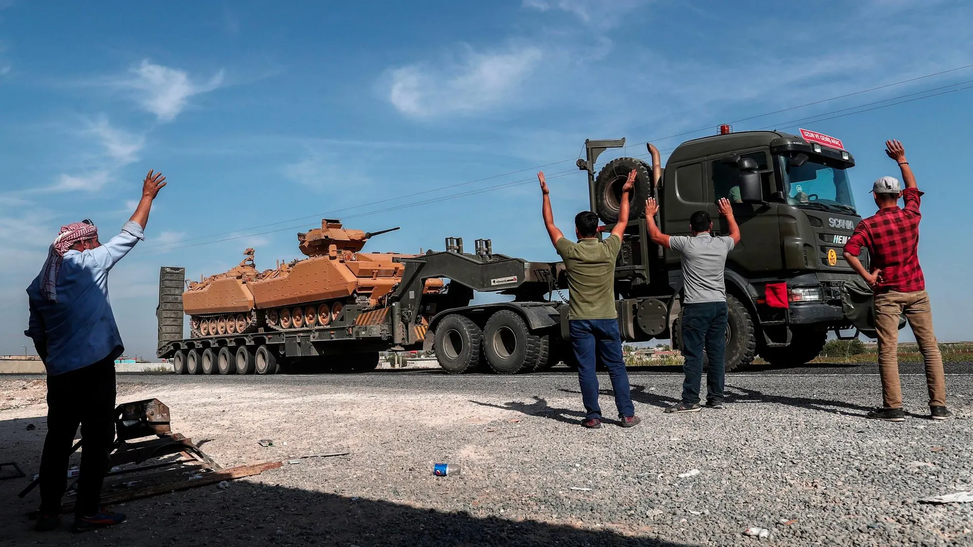 Civiles saludan la llegada de un convoy militar turco en el norte de Siria/Efe
