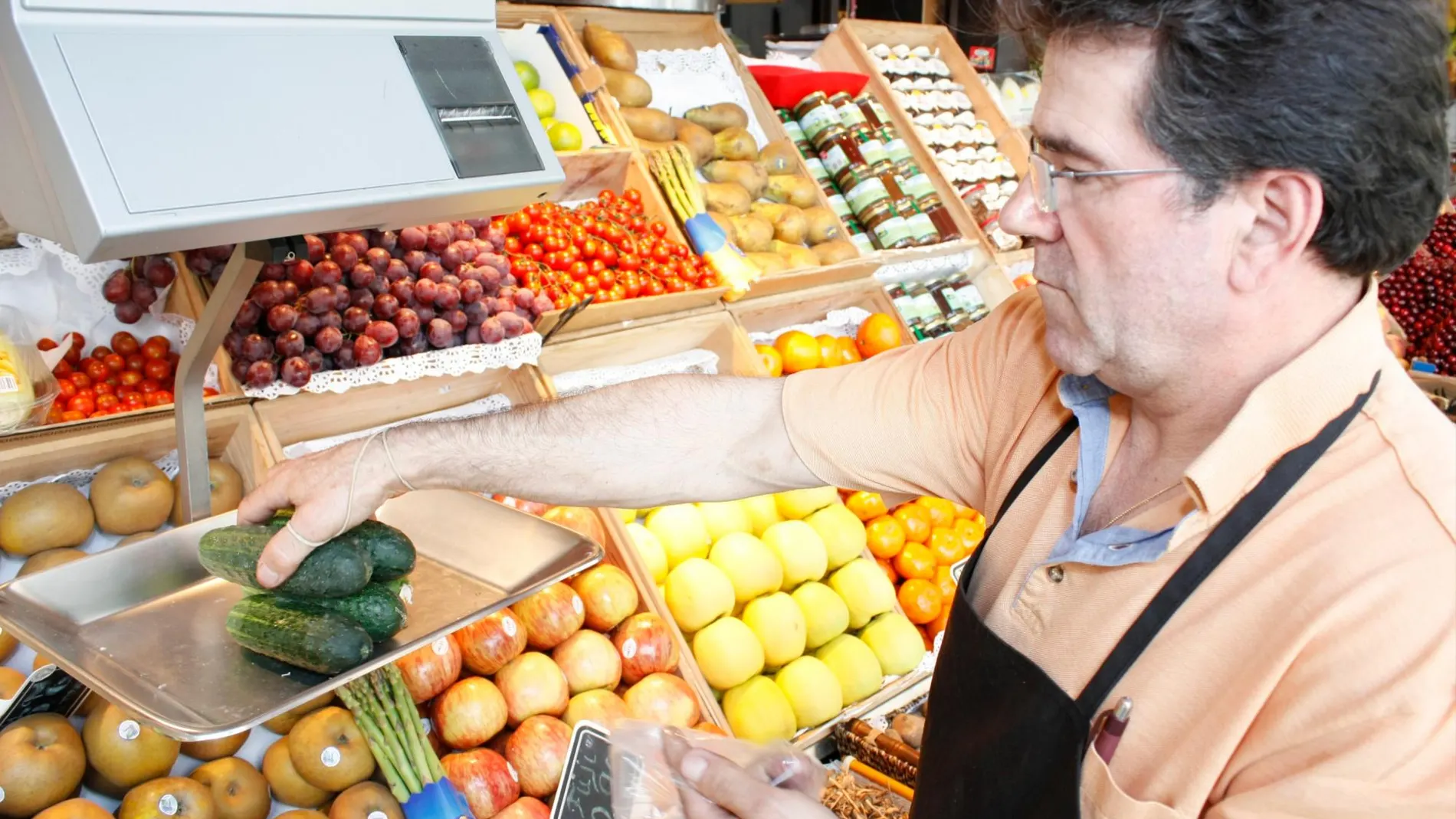 Un frutero, despachando en su tienda