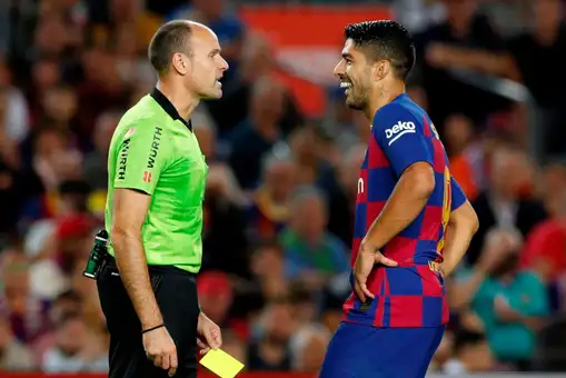 Lo que se dijeron en el campo Luis Súarez y Mateu Lahoz, el árbitro en el Barça-Sevilla
