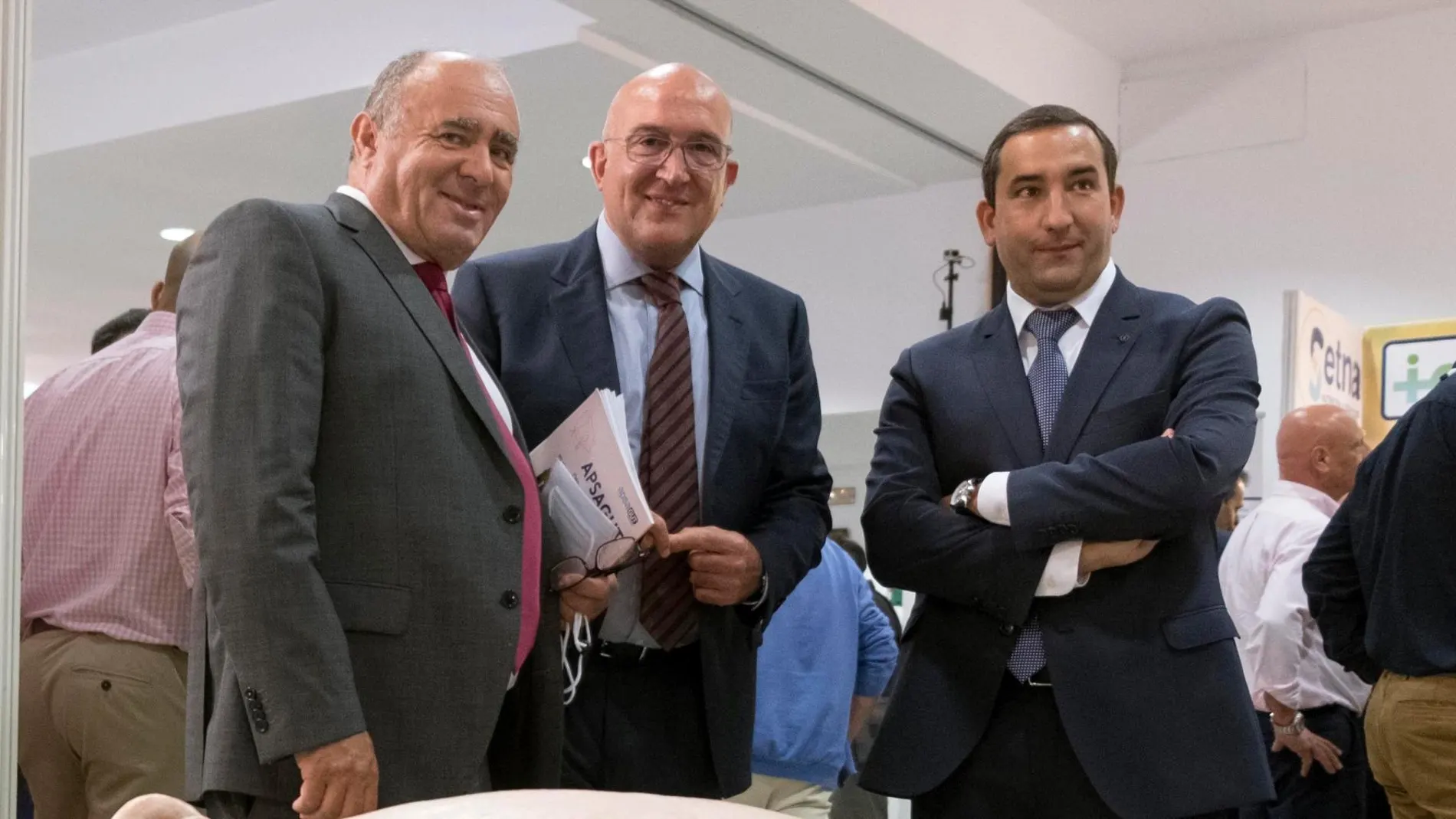Carnero inaugura el XL Congreso de Anaporc acompañado de su presidente, Eduardo González, y del delegado de la junta en Salamanca, Eloy Ruiz