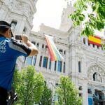A diferencia de otros años, la bandera del Orgullo ha sido colocada a la izquierda de la fachada y no en el centro, donde ondea la española. Foto: David Jar