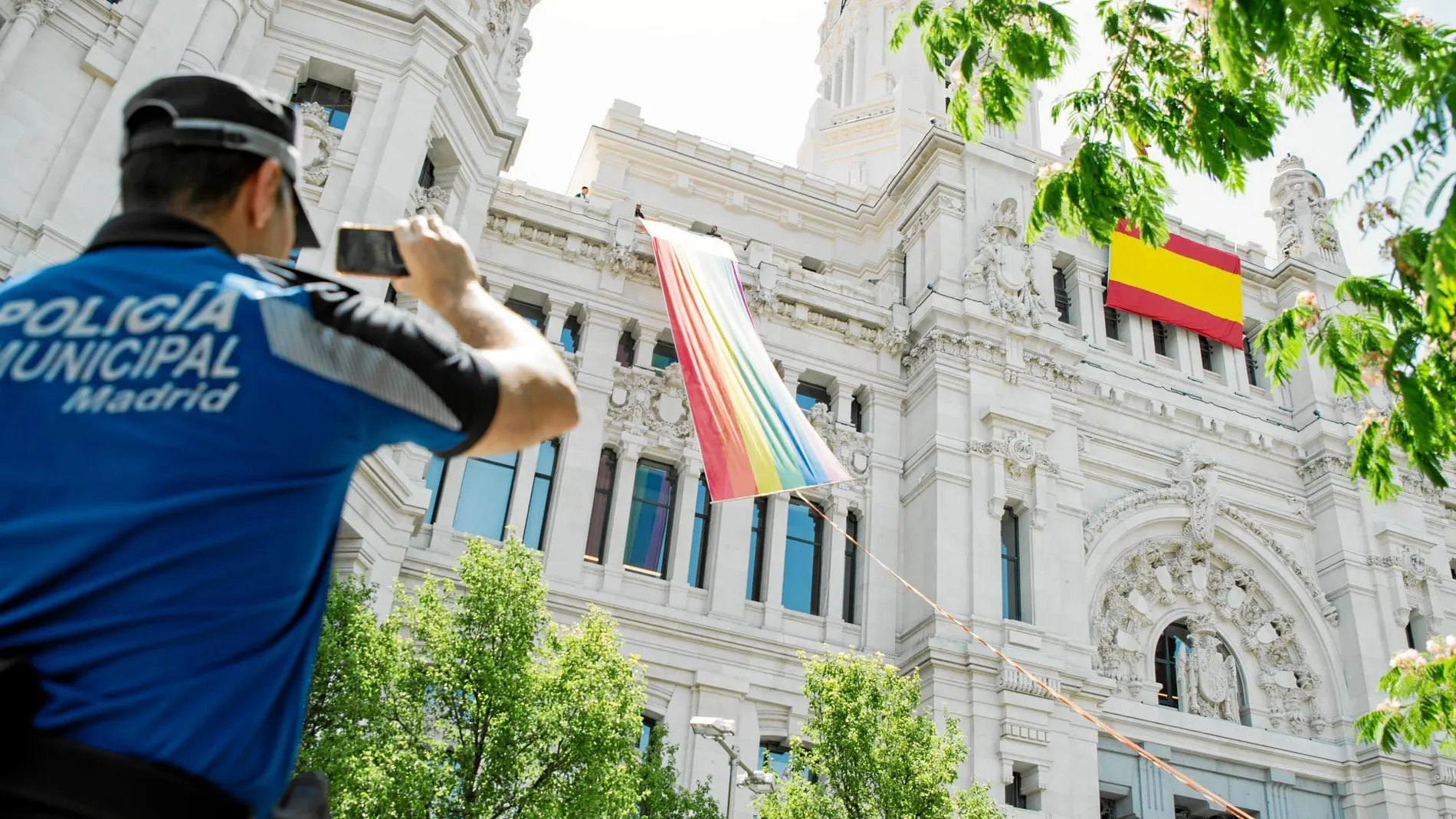 A diferencia de otros años, la bandera del Orgullo ha sido colocada a la izquierda de la fachada y no en el centro, donde ondea la española. Foto: David Jar
